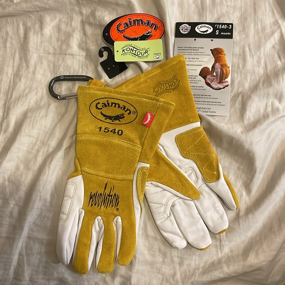 Caiman leather heavy duty gloves with carabiner
